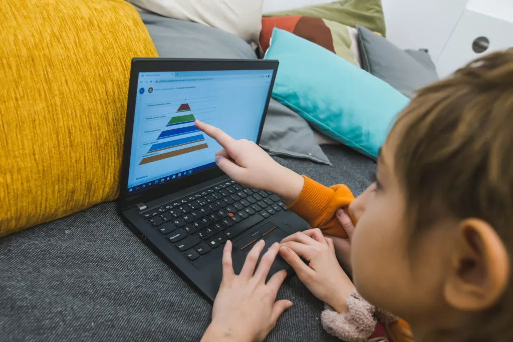 dziecko uczy się zdalnie laptop chmura