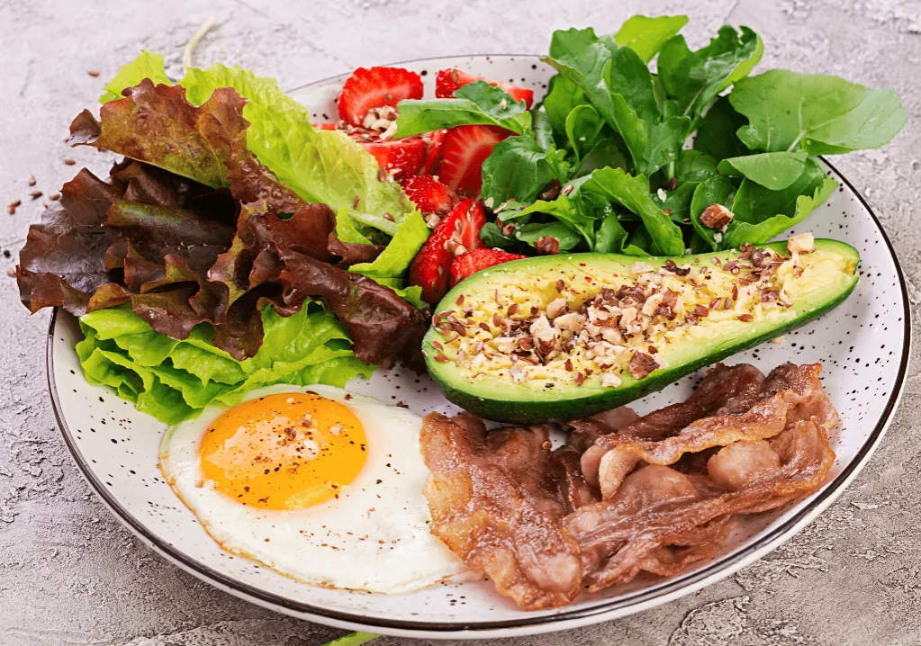 keto posiłek po treningu talerz