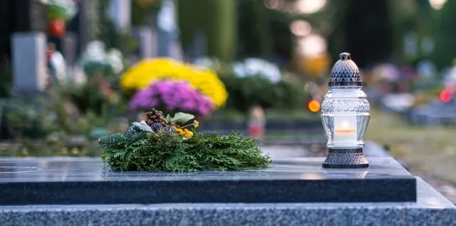 Zdjęcie Jak zrobić ikebanę na cmentarz - piękne dekoracje dla zmarłych