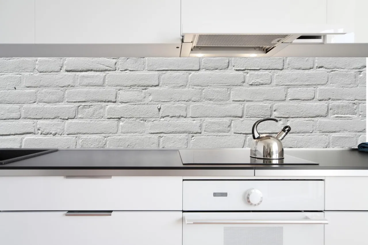 biała kuchnia ściana z cegły, biała kuchnia beton architektoniczny, biała kuchnia drewniane lamele