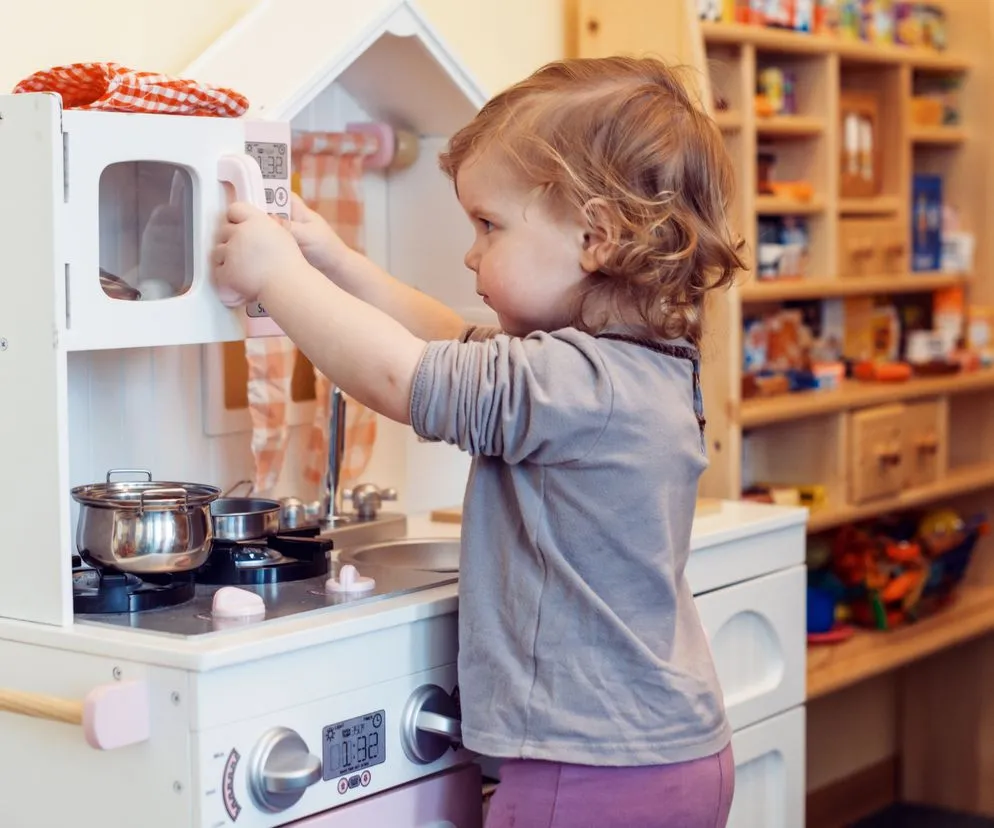 dziecko 4 lata w żłobku bawi się