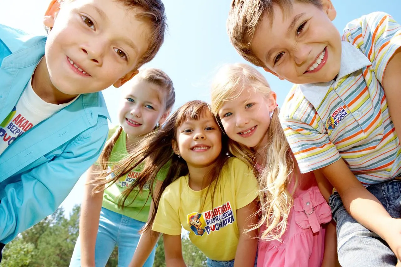 Dziecko integrujące się z rówieśnikami w szkole