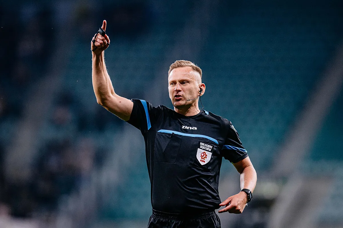 Sędzia gł&oacute;wny Ekstraklasy podczas meczu
