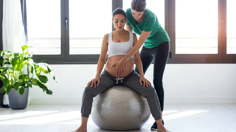 Kobieta w ciąży ćwicząca z fizjoterapeutą uroginekologicznym