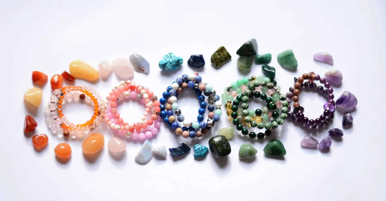 biżuteria z kamieniami różne rodzaje