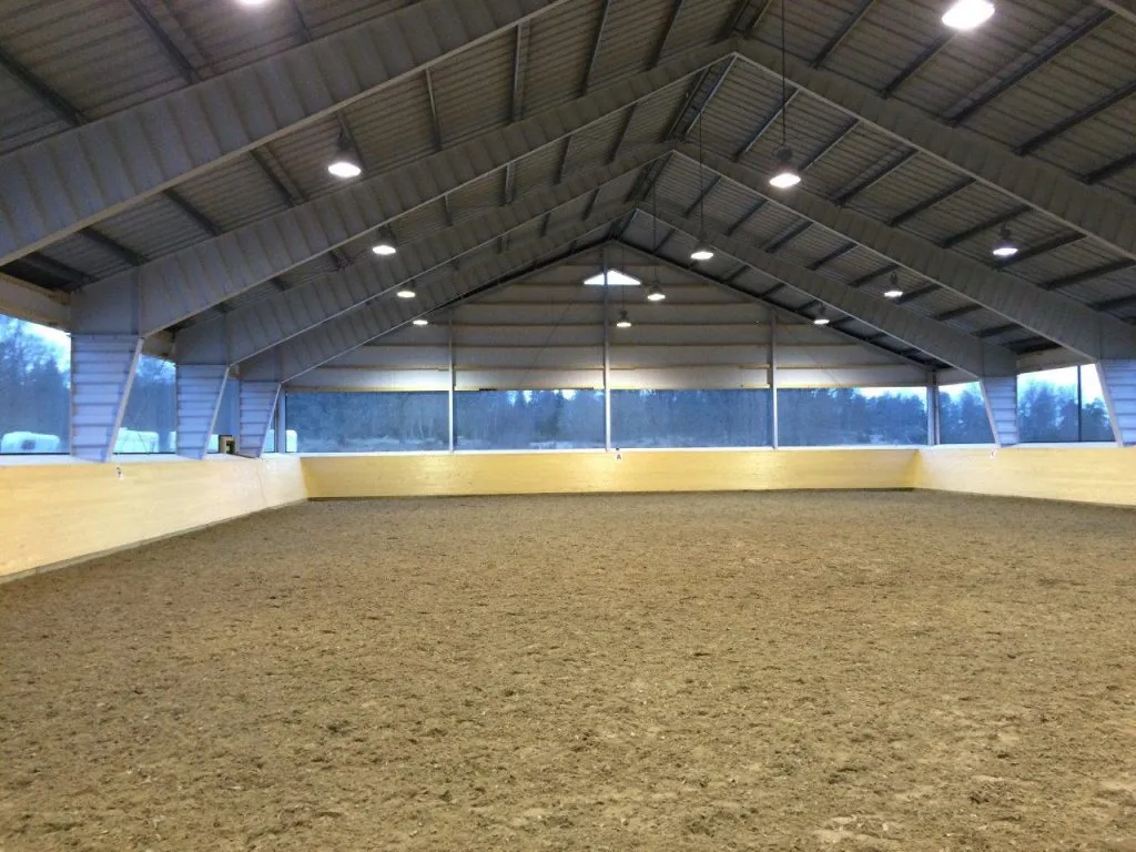 kryta ujeżdżalnia hala jeździecka