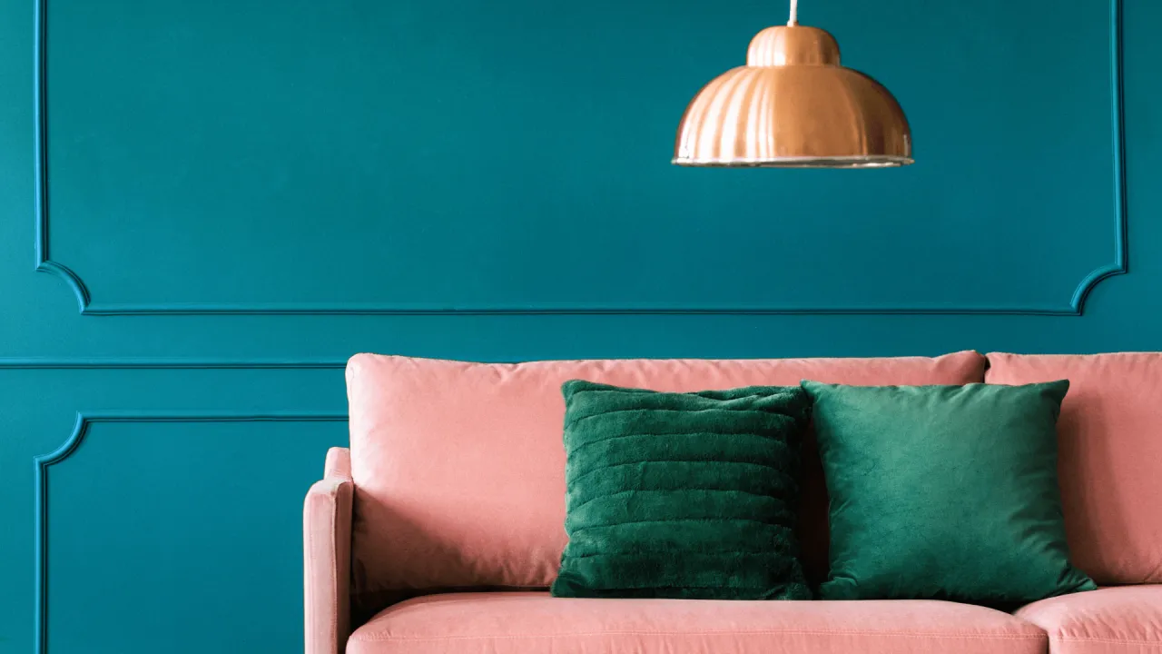 wpływ kolorów na samopoczucie w ciemnym salonie