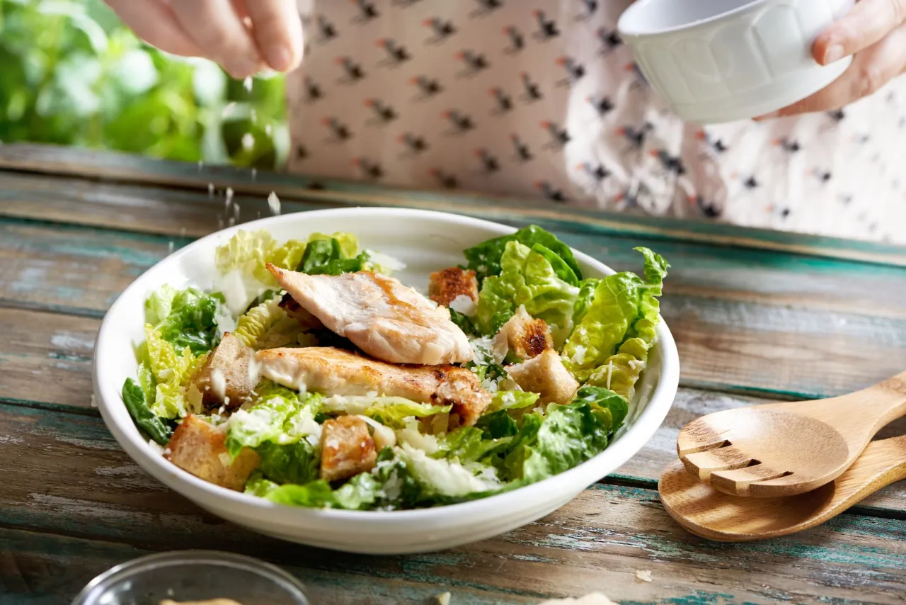 Ostatnie szlify do sałatki cezar. Pyszny przepis na sałatkę cezar z kurczakiem i grzankami.