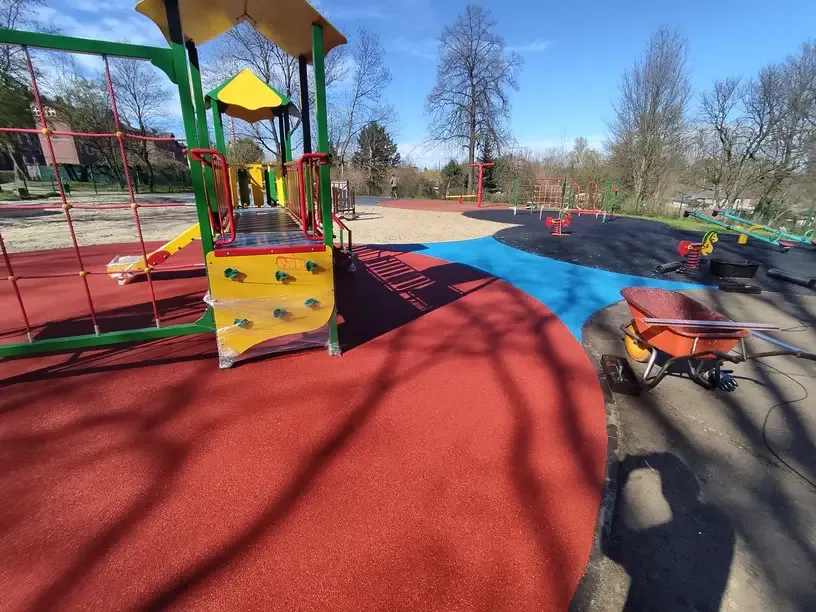 Rodzaje nawierzchni syntetycznych na plac zabaw