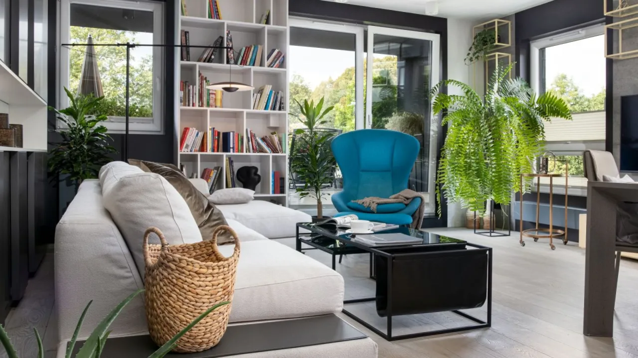 Nowoczesny biało-szary salon z kolorowymi akcentami