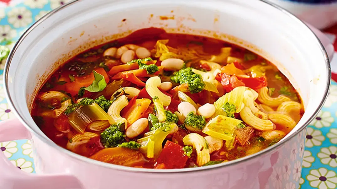 Bunte Auswahl an vegetarischen Suppen in Schüsseln