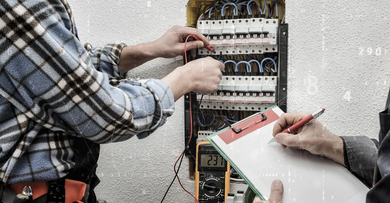 Uczniowie w pracowni elektrycznej wykonujący pomiary