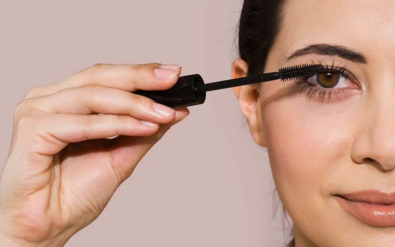 makijaż rzęs ruch zygzakowaty