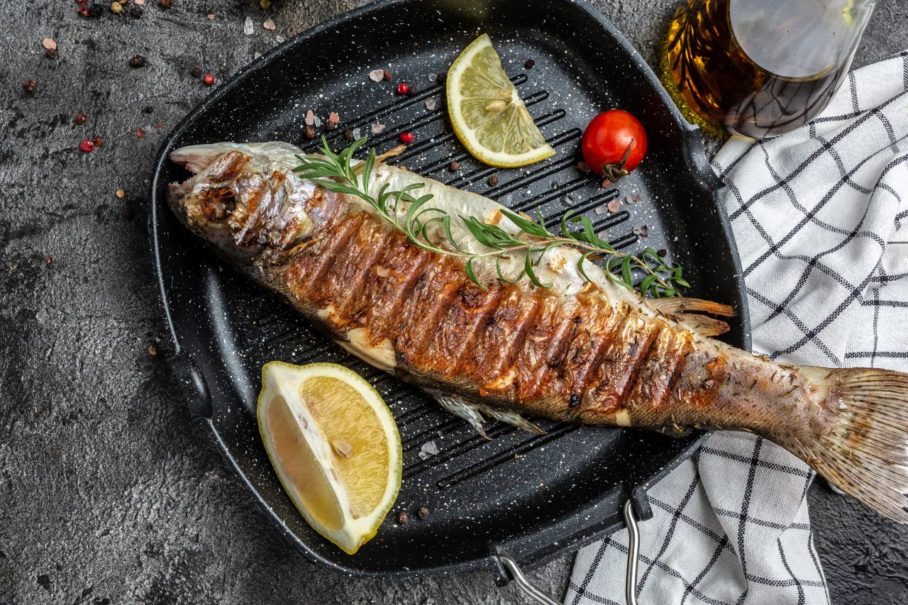 Smażony pstrąg ojcowski na talerzu