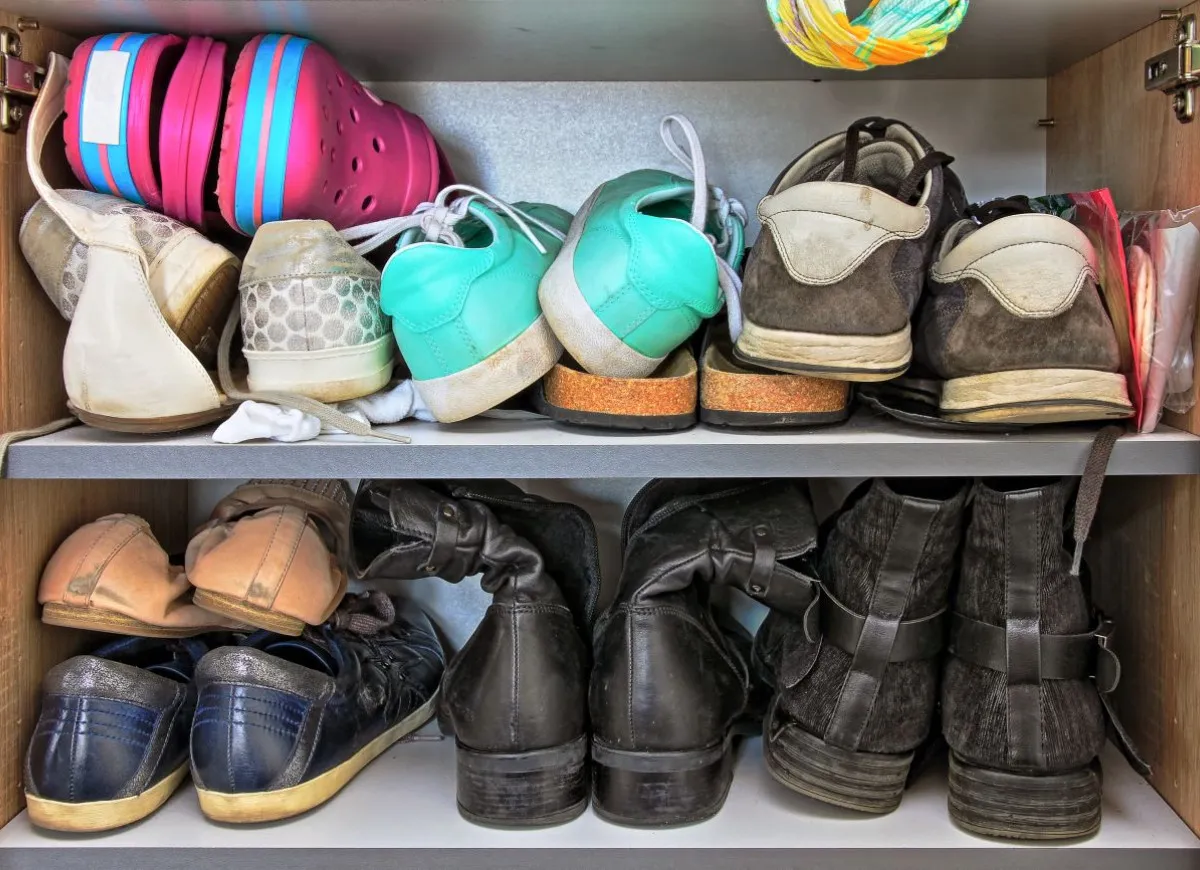 Domowe sposoby na nieprzyjemny zapach w szafce na buty