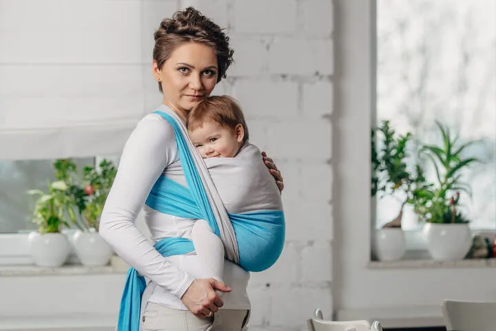 rodzic tulący niemowlę chusta