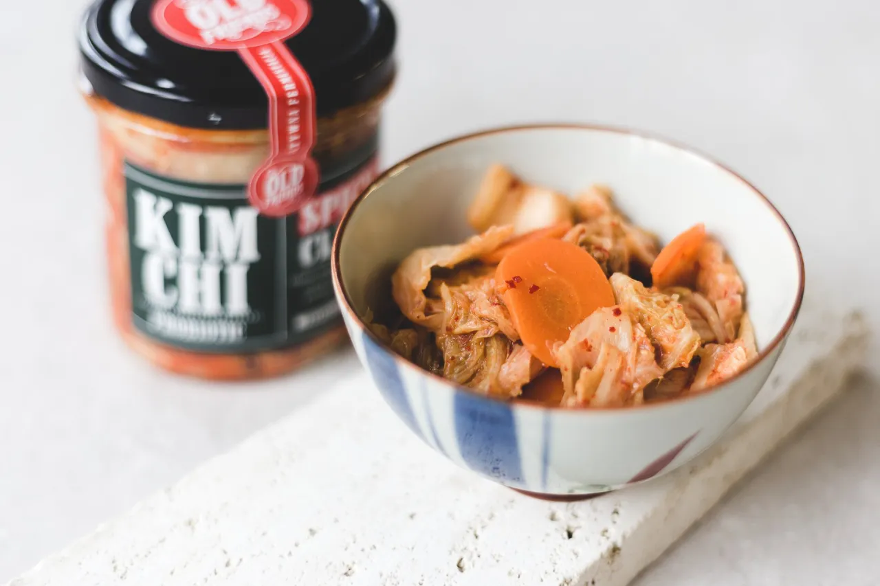 Kimchi w naczyniu do fermentacji