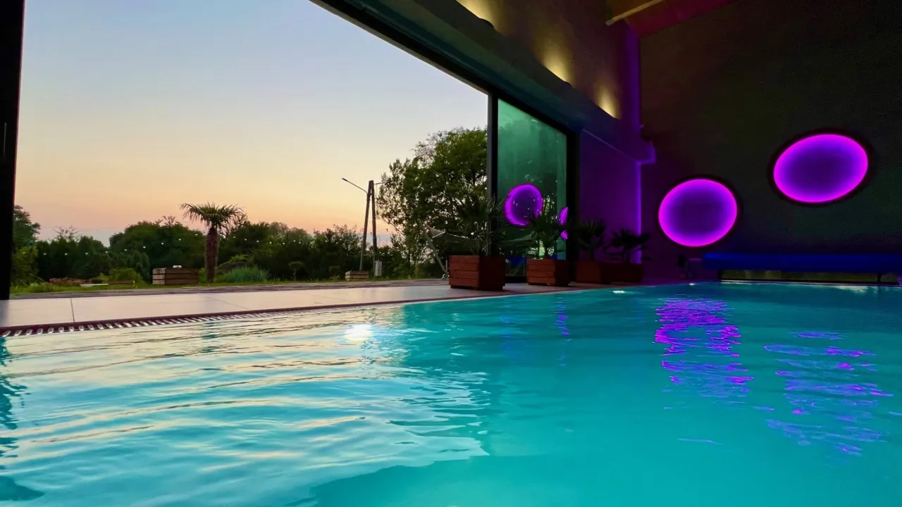 Relaks w basenie z widokiem na zachód słońca. Idealne miejsce na spa na Śląsku.