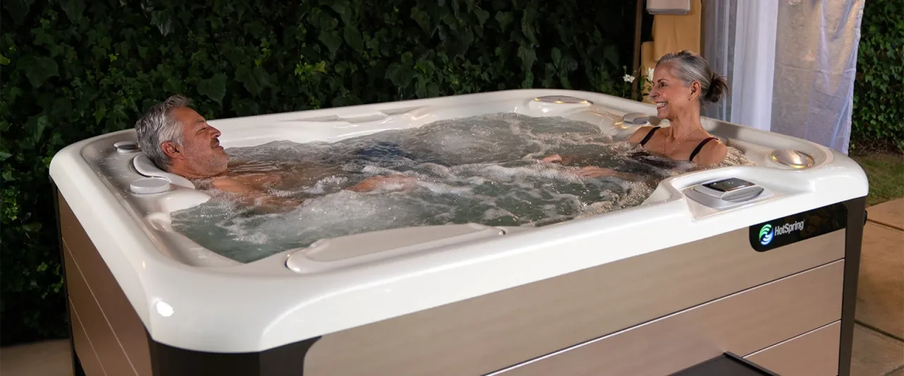 Luksusowe spa w ogrodzie, relaks, hydromasaż