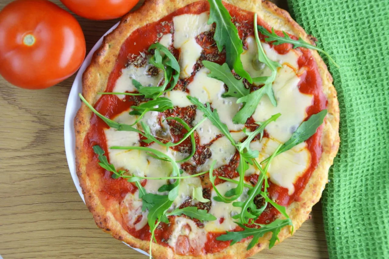 Niskokaloryczna pizza margherita z warzywami