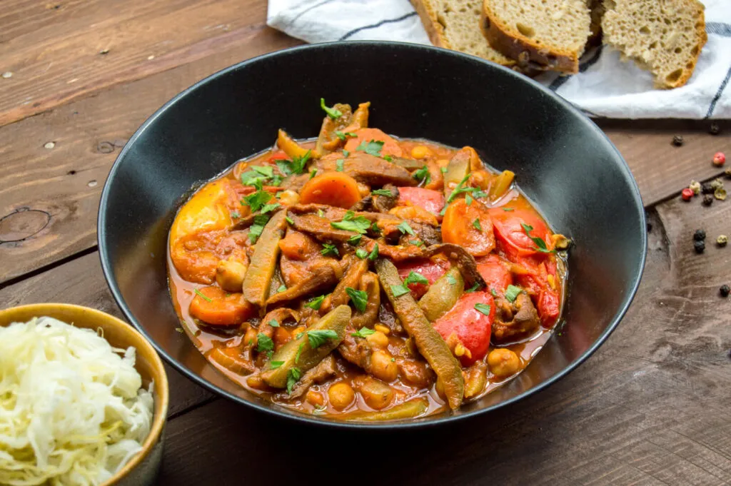 gulasz z boczniak&oacute;w z warzywami