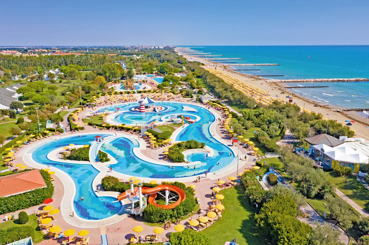 Włoski kemping nad jeziorem Garda lub wybrzeżem Adriatyku