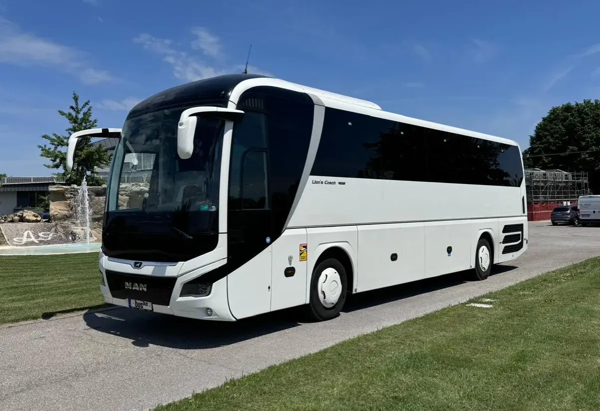 r&oacute;żne typy autokar&oacute;w i bus&oacute;w do wynajęcia