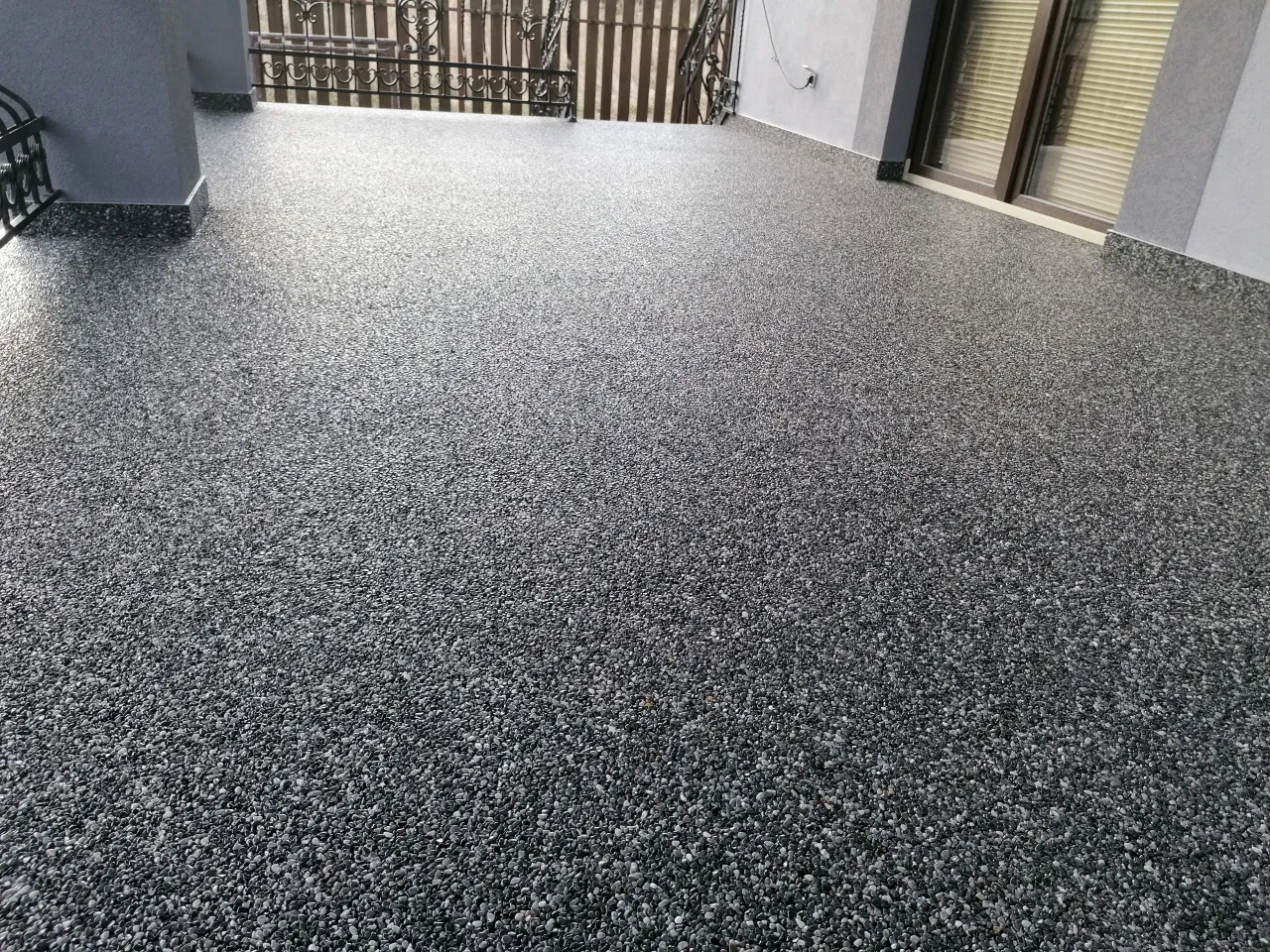 Nowoczesne nawierzchnie podjazdowe: mikrocement, żywica, kamienny dywan