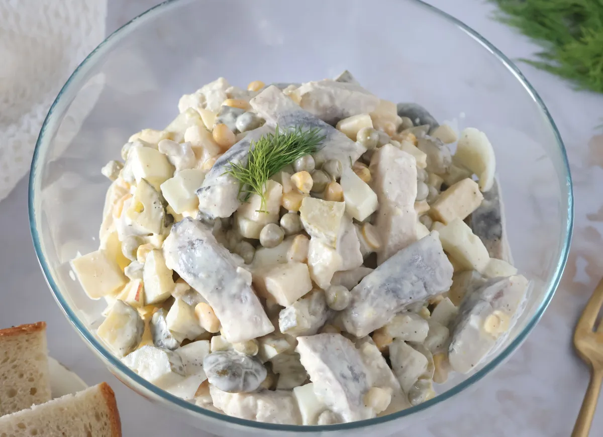 Sałatka śledziowa na polskim stole świątecznym