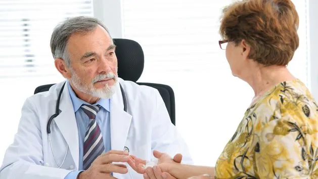 psychiatra rozmawia z pacjentem, empatia