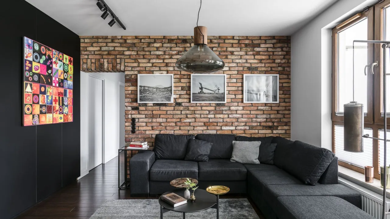 ceglana ściana w salonie oświetlenie inspiracje