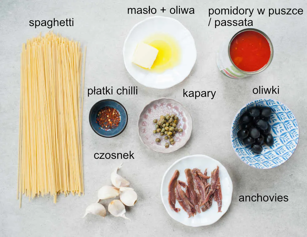 r&oacute;żne rodzaje kapar&oacute;w i składniki do spaghetti