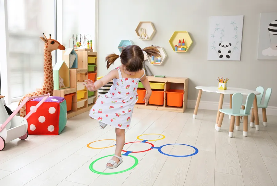 dzieci grające w grę edukacyjną w klasie