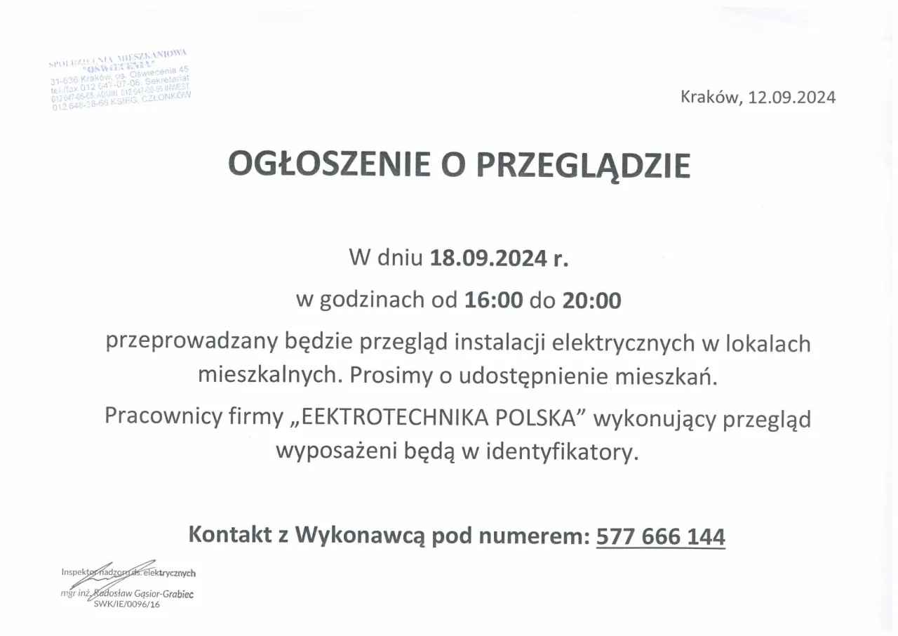 członek spółdzielni przeglądający dokumenty