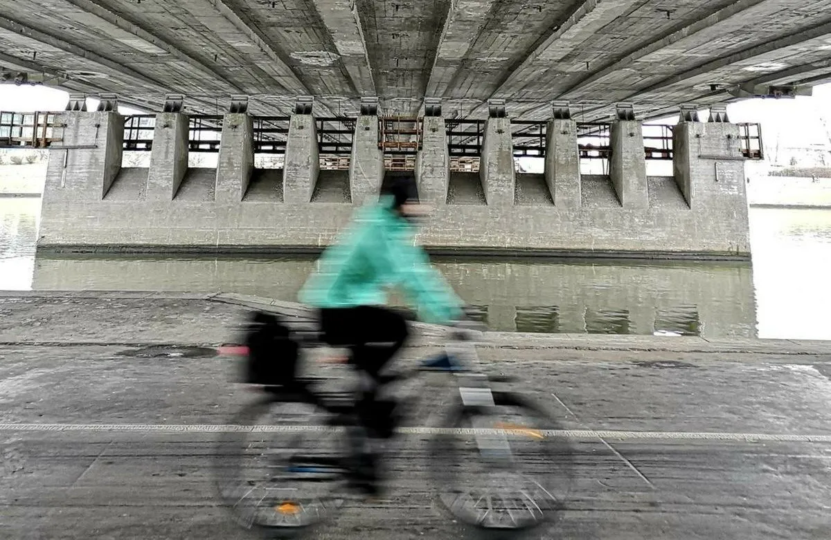 Rowerzysta na ścieżce rowerowej Kraków