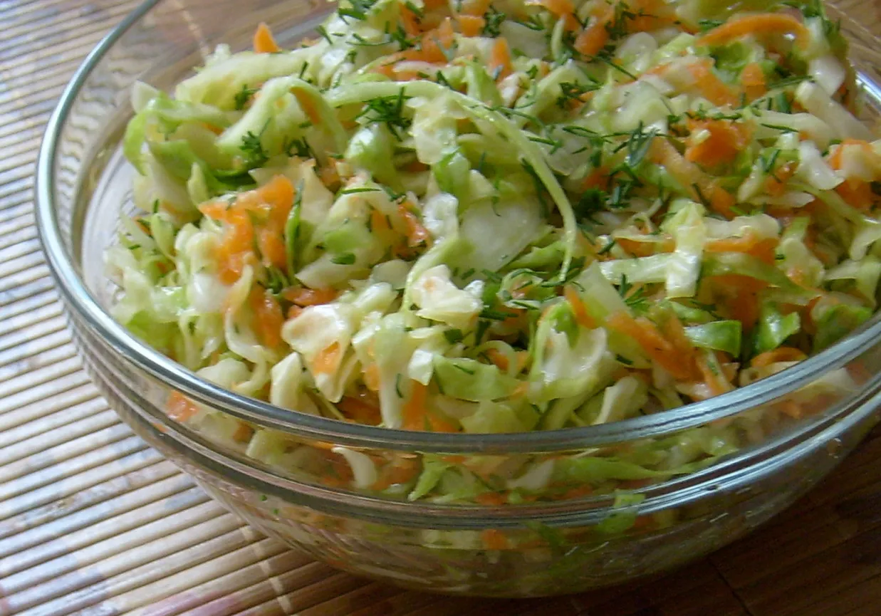 surówka z białej kapusty z marchewką i koperkiem