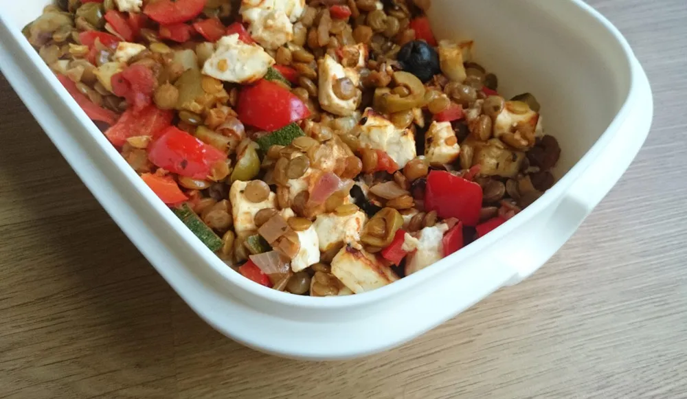 Zapiekanka z soczewicy z sałatką