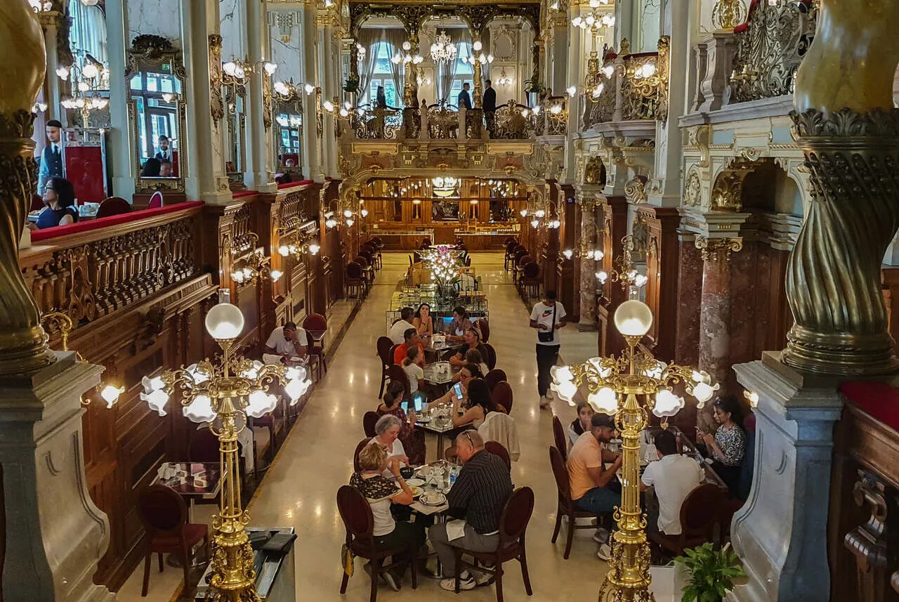 Wielka Hala Targowa Budapeszt wnętrze