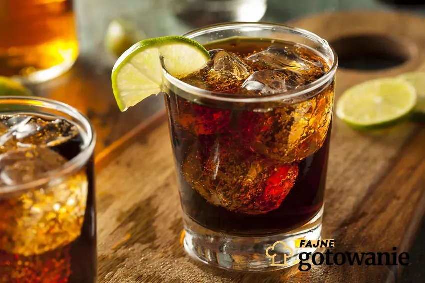 whisky z colą i limonką w szklance