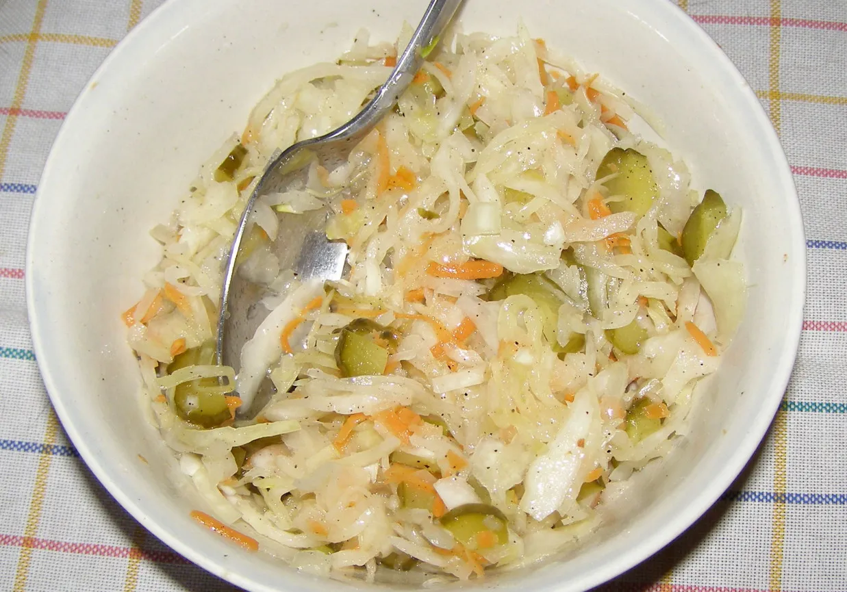 sur&oacute;wka z kiszonej kapusty i og&oacute;rk&oacute;w do obiadu