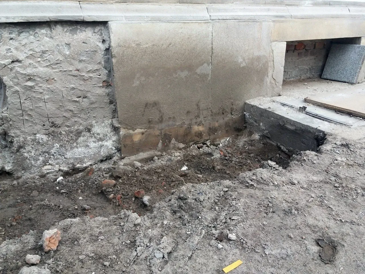 stabilna i niestabilna płyta fundamentowa, pękający fundament