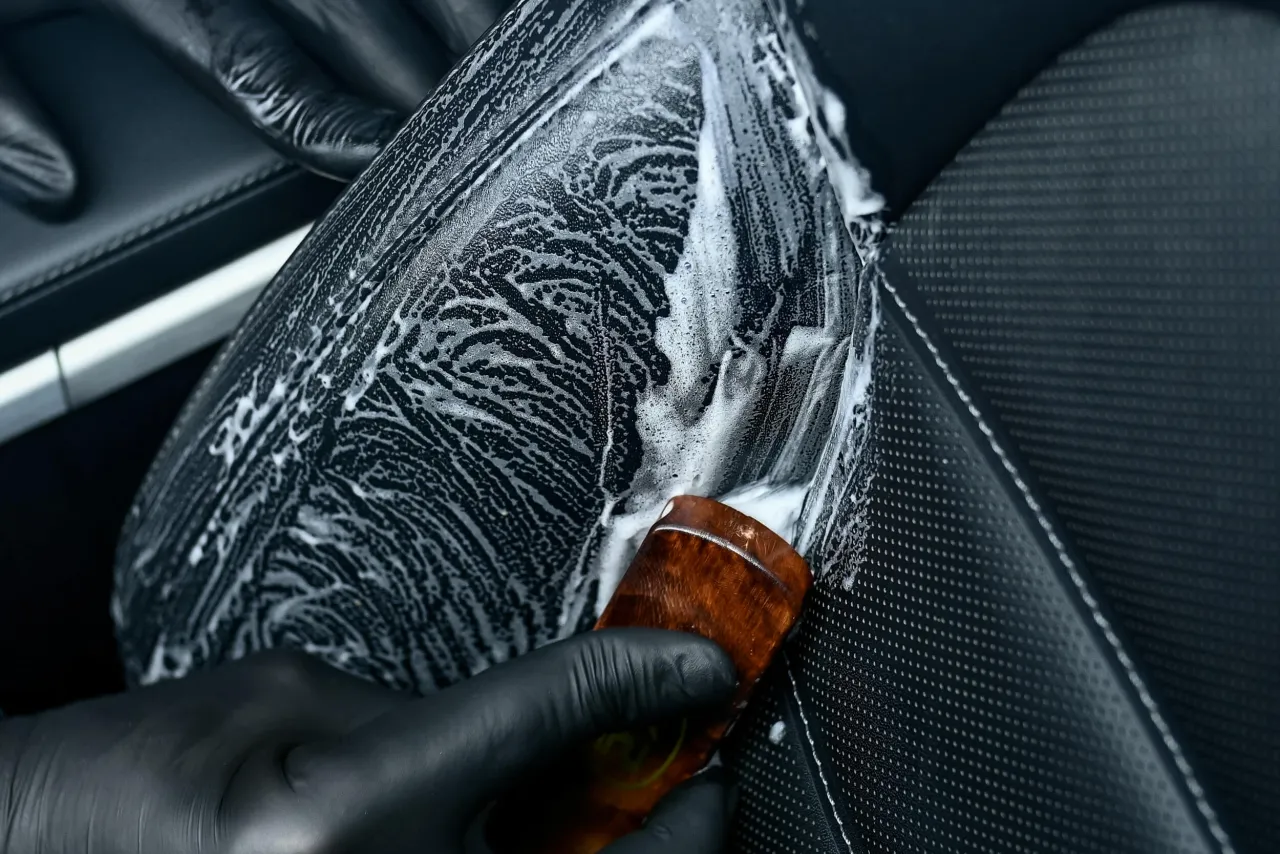 Produkty zakazane do czyszczenia skóry samochodowej