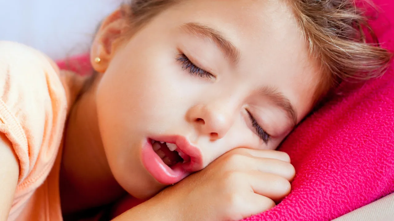 dziecko z otwartą buzią