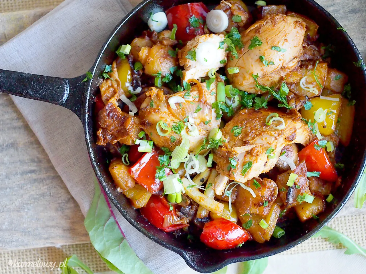 przepełniona patelnia z kawałkami mięsa