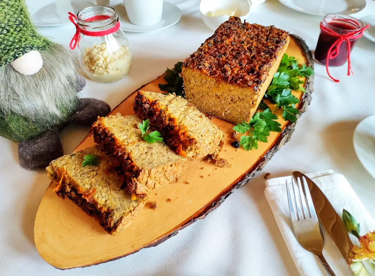 różne pasztety wegetariańskie na stole