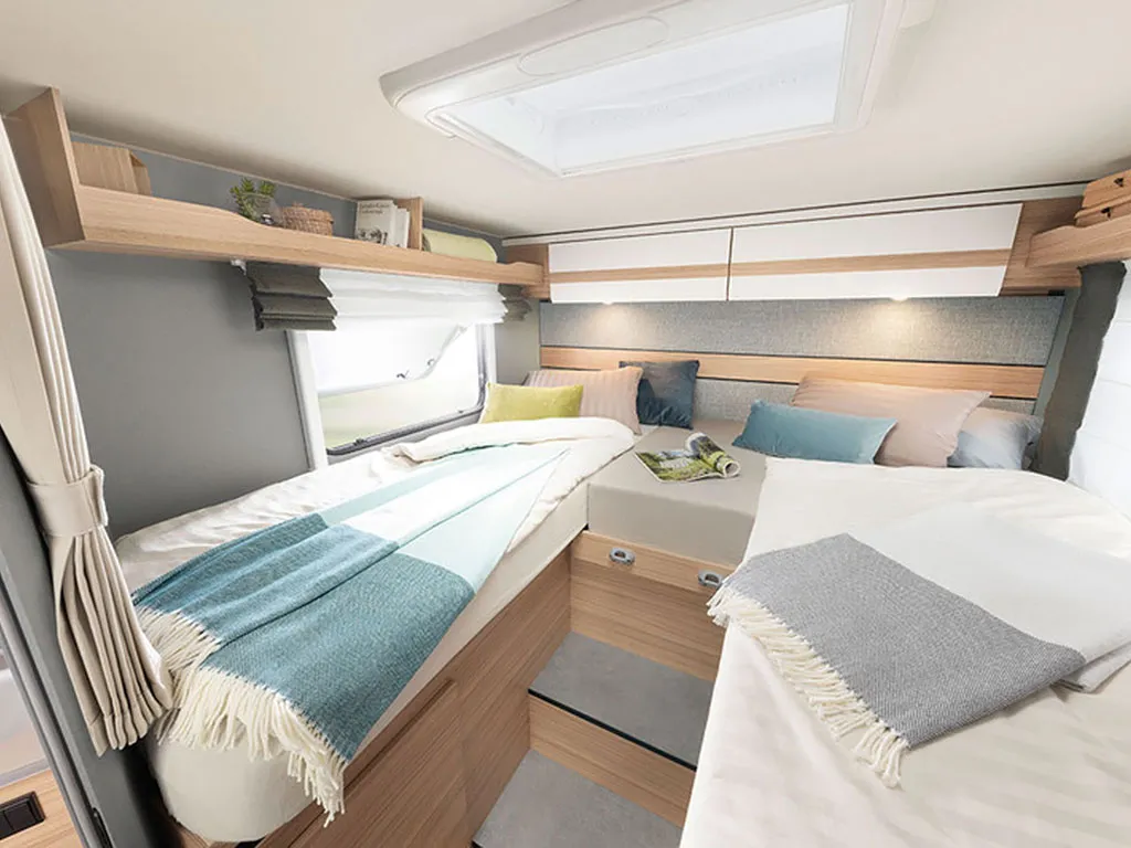 Rodzaje ł&oacute;żek w kamperze, układ sypialni kamper