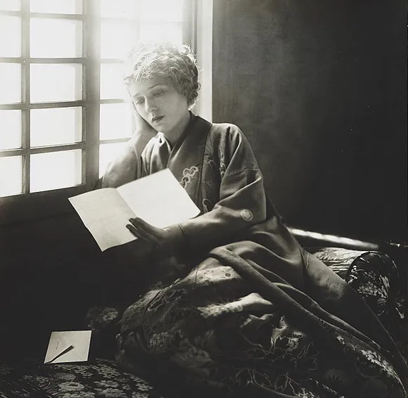 osoba pisząca odręcznie list na ozdobnym papierze