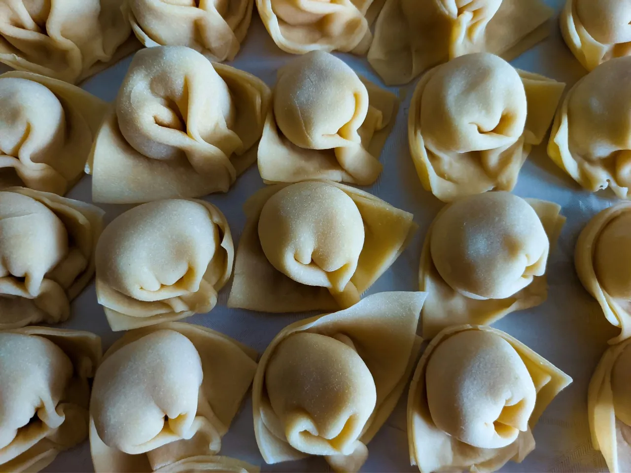 Świeże tortellini gotowe do przygotowania pysznego tortellini in brodo.