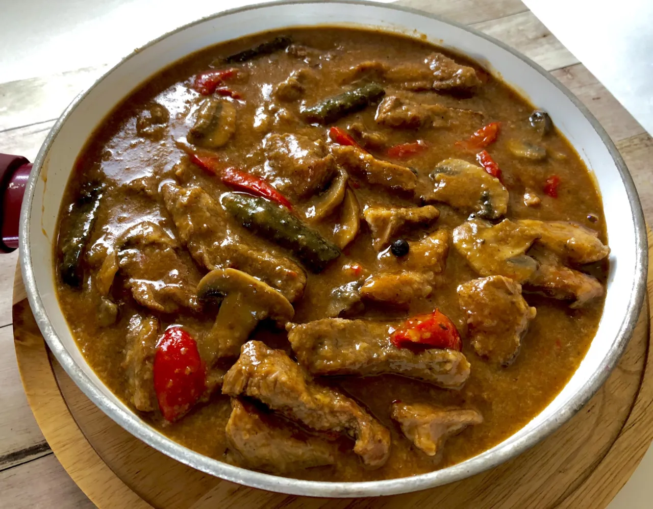 różne kawałki wieprzowiny do strogonowa