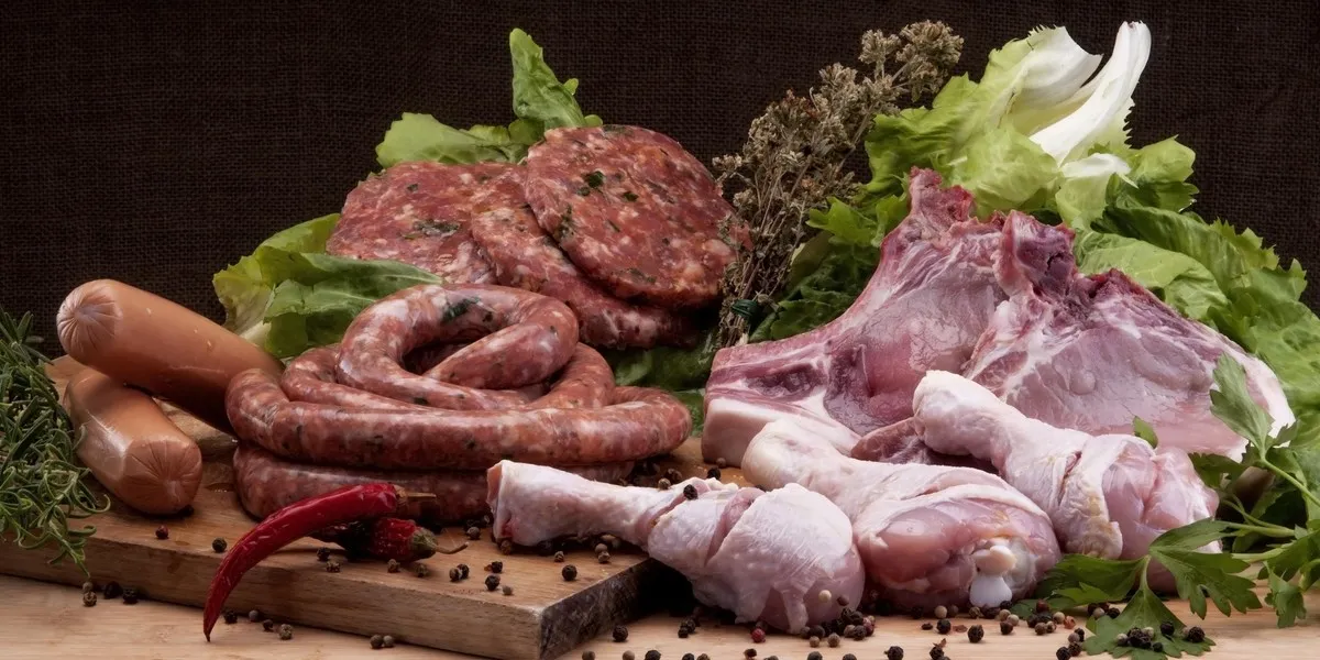 r&oacute;żne kawałki mięsa wieprzowego na kiełbasę